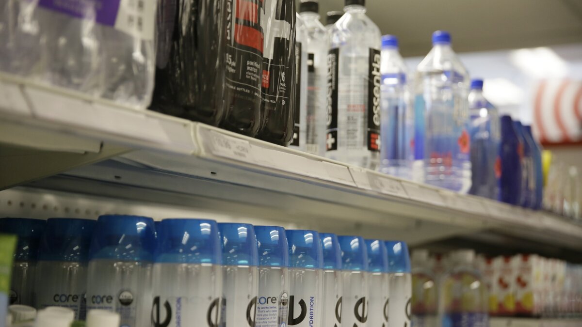 Plastic bottles sales banned at San Francisco airport AP News